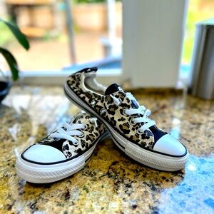 Super cute leopard Converse